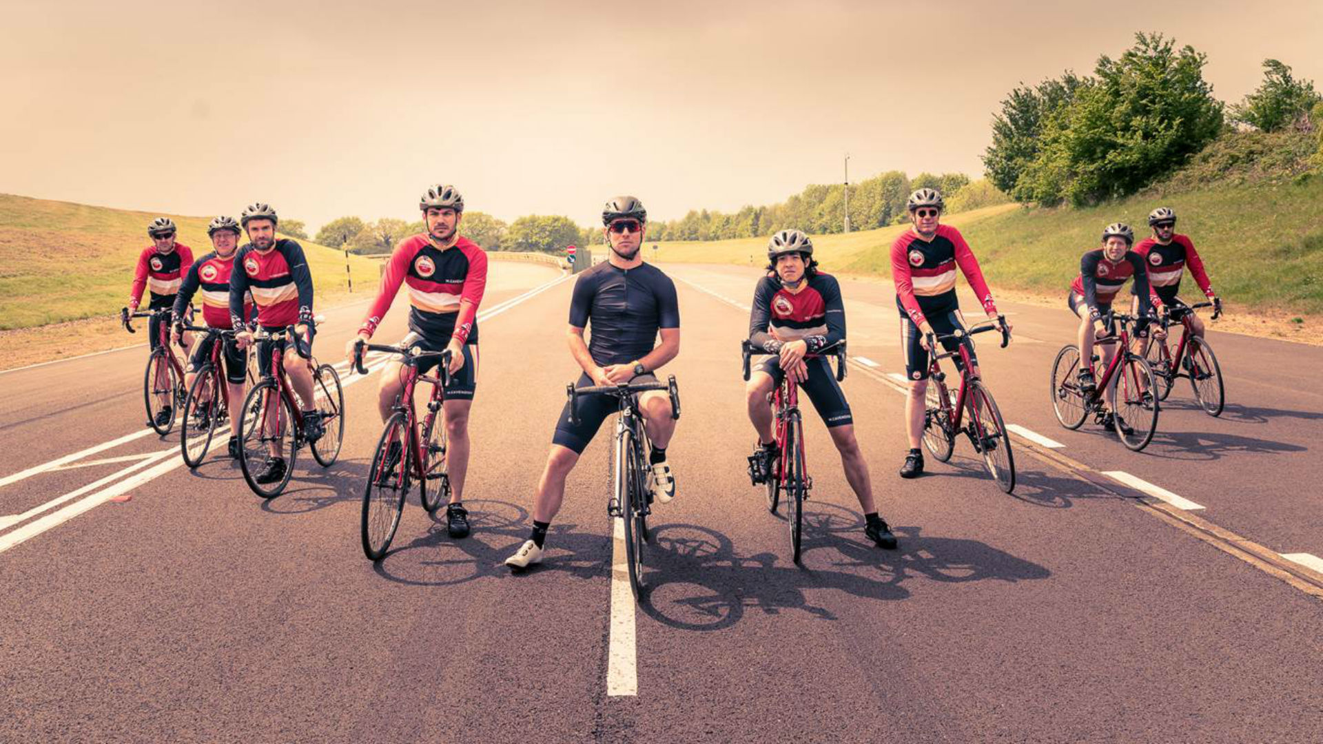 Велоспорт на английском. Велосипедисты любители. Групповой велосипед. Фотография велосипедиста любителя. Групповое фото велосипедистов.