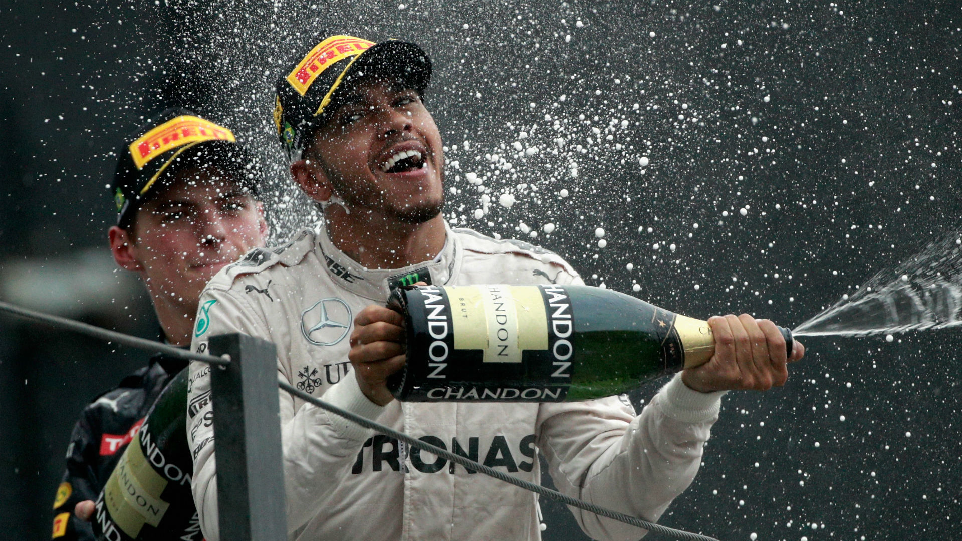 Шампанское на гонках. Гонщики брызги шампанского. Льюис хэмилтон шампанское. Обливание шампанским на подиуме. Победа гонщики шампанское.