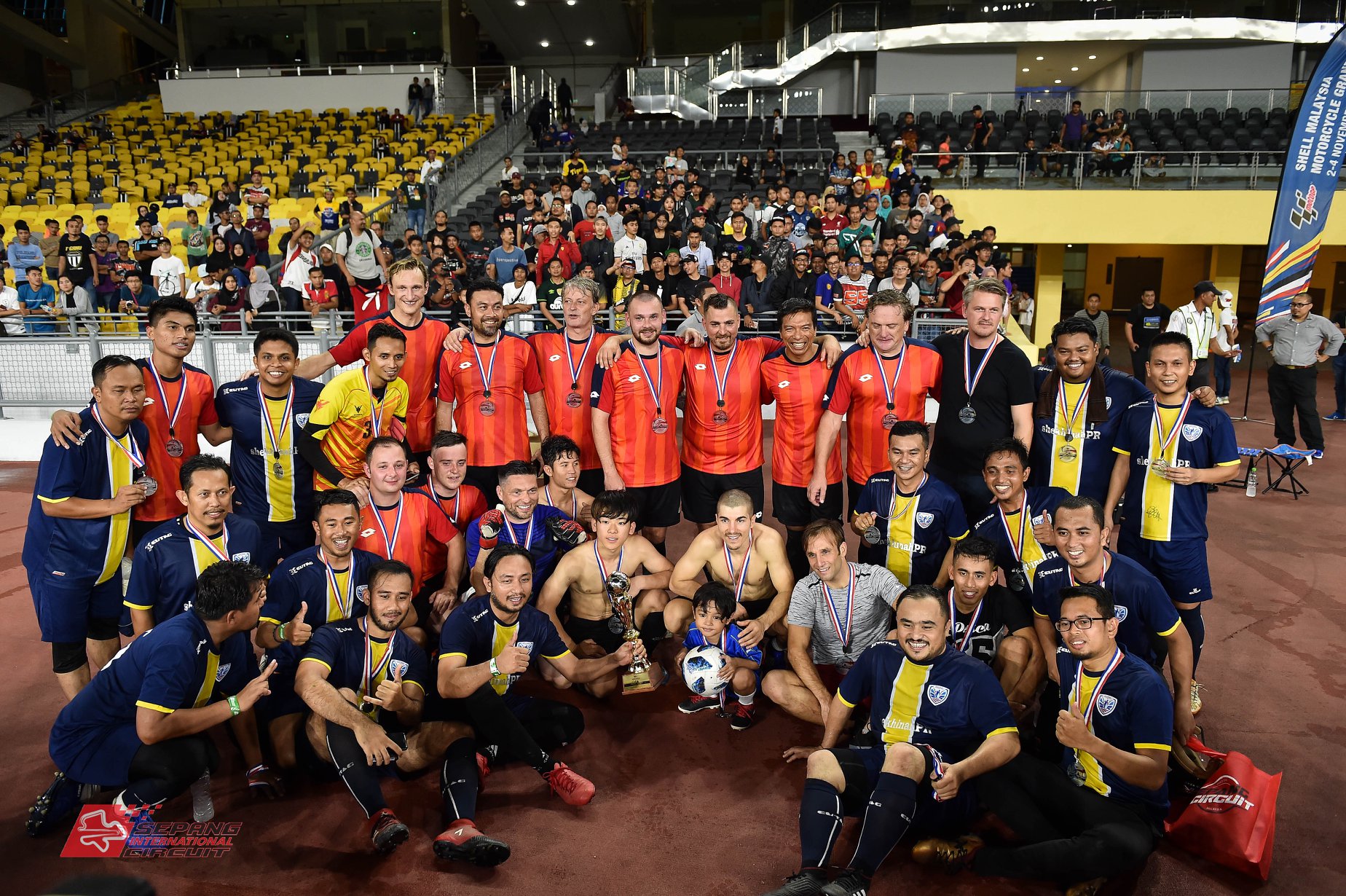 45075573_10156880243154636_900 